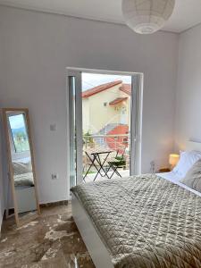una camera con letto e porta a vetri che conduce a un patio di Villa Delfini a Chrani