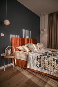 sypialnia z dużym łóżkiem i krzesłem w obiekcie Villa Arya w mieście Juršići