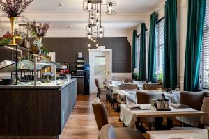 ein Restaurant mit Tischen und Stühlen und einer Bar in der Unterkunft Hotel Jacobs in Brügge