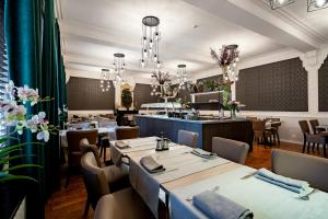 restauracja ze stołami i krzesłami oraz bar w obiekcie Hotel Jacobs w Brugii