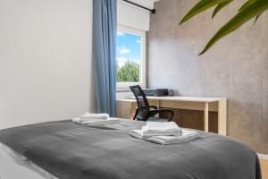 1 dormitorio con cama, escritorio y ventana en Modernes 3-Zimmer Loft Eslohe Hennesee 5 min, en Eslohe