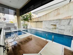 a swimming pool in the middle of a building at Mediterrâneo 507 - Todo Equipado, Ar Condicionado, Churrasqueira na Varanda, Internet Fibra 600MB, Estacionamento Grátis in Cabo Frio