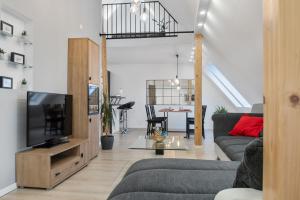 a living room with a couch and a tv at Modernes 3-Zimmer Loft Eslohe Hennesee 5 min in Eslohe