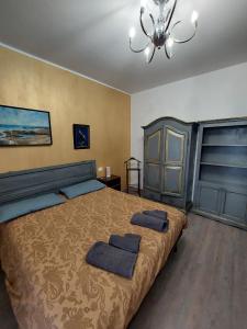 sypialnia z dużym łóżkiem z 2 poduszkami w obiekcie Ca Da Edda w mieście Calice Ligure