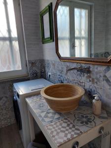 y baño con lavabo de madera y espejo. en Ca Da Edda, en Calice Ligure