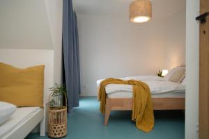 una camera da letto con un letto con una coperta sopra di Chata Jarabáček a Loučná nad Desnou