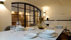 a dining room table with glasses and plates on it at Luxuriöse Stadtvilla im Hansaviertel in Wuppertal