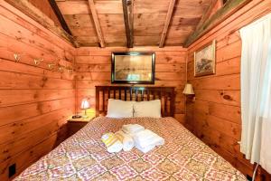 - une chambre avec un lit dans une cabane en bois dans l'établissement Beach Camp, à Eastham