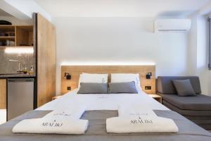 Posteľ alebo postele v izbe v ubytovaní Araliki Suites