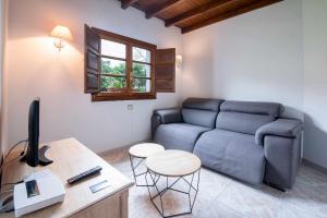 a living room with a couch and a table at Casa vacacional Carmen in Rales