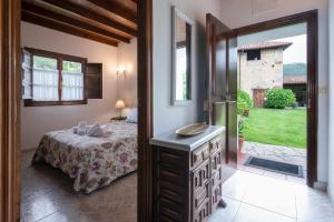1 dormitorio con 1 cama y puerta con ventana en Casa vacacional Carmen, en Rales