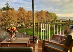 a balcony with a table and a view of a yard at Baabe Villen Ensemble FeWo 12 Meer in Baabe