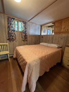 Ліжко або ліжка в номері ROCKY BEACH LIMIT 5 cabin