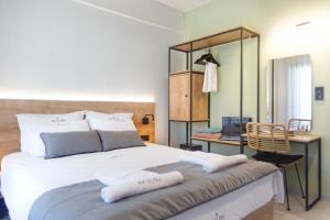 Posteľ alebo postele v izbe v ubytovaní Araliki Suites