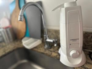 a kitchen counter with a mixer next to a sink at Mediterrâneo 507 - Todo Equipado, Ar Condicionado, Churrasqueira na Varanda, Internet Fibra 600MB, Estacionamento Grátis in Cabo Frio