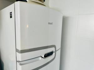 a refrigerator freezer sitting next to a wall at Mediterrâneo 507 - Todo Equipado, Ar Condicionado, Churrasqueira na Varanda, Internet Fibra 600MB, Estacionamento Grátis in Cabo Frio