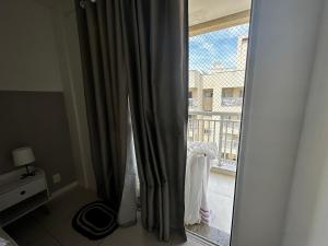 a room with a window with a view of a balcony at Mediterrâneo 507 - Todo Equipado, Ar Condicionado, Churrasqueira na Varanda, Internet Fibra 600MB, Estacionamento Grátis in Cabo Frio