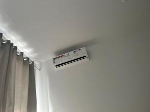 a air conditioner on the ceiling of a room at Mediterrâneo 507 - Todo Equipado, Ar Condicionado, Churrasqueira na Varanda, Internet Fibra 600MB, Estacionamento Grátis in Cabo Frio