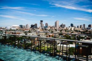 een uitzicht op de stad vanaf het dak van een gebouw bij Pontchartrain Hotel St. Charles Avenue in New Orleans