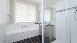Ένα μπάνιο στο Sandpiper 9 - Wi-Fi and Linen included