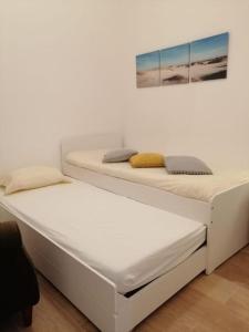 Postel nebo postele na pokoji v ubytování CASA DA PRAIA DA POÇA - APARTAMENTO TULIPA