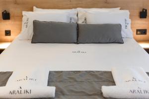 Posteľ alebo postele v izbe v ubytovaní Araliki Suites