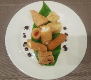 une assiette blanche de nourriture sur une table dans l'établissement Silver Beach Boutique Hotel, à Al-Qusair