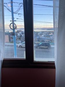 una ventana con vistas a un aparcamiento en Hui-na en Ushuaia