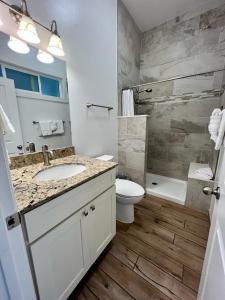 uma casa de banho com um lavatório e um WC em Unit 7 Maui Ohana Modern Studio em Wailuku