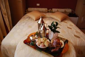 a tray of food on top of a bed at Residenza San Faustino in Verona