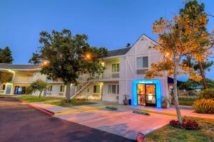 una casa con una puerta azul delante de ella en Motel 6-San Diego, CA - North, en San Diego