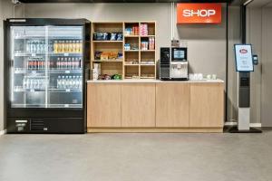 uma loja com um balcão com um refrigerador de bebidas em Aiden by Best Western Herning em Herning