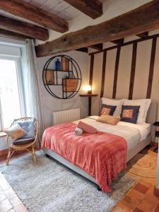 - une chambre avec un grand lit et une chaise dans l'établissement Git'Albert a 10 minute du château royale de Chambord, à Mont-près-Chambord