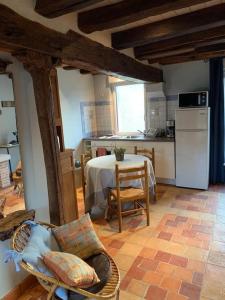 a living room with a table and a kitchen at Git'Albert a 10 minute du château royale de Chambord in Mont-près-Chambord