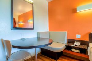 Posezení v ubytování Motel 6-Palm Springs, CA - Downtown