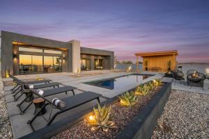 une maison avec une piscine et une maison dans l'établissement Mountain View Paradise -POOL & SPA, à Yucca Valley