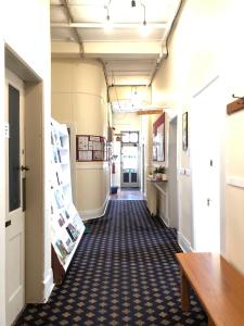 um corredor vazio num edifício de escritórios com uma mesa em Chalet Backpackers em Dunedin