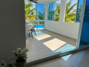 Cette chambre dispose d'un balcon avec vue sur l'océan. dans l'établissement Coti’s house, à Río Hato