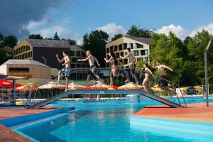 Bazén v ubytování Terme Tuhelj Hotel Well nebo v jeho okolí