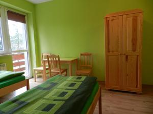 Łóżko lub łóżka w pokoju w obiekcie Pokoje Gościnne Przystań KAJA w Sobieskach nad Wkrą