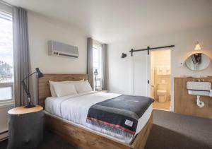 Letto o letti in una camera di Hotel Mont-Tremblant