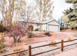 een huis met een hek voor een tuin bij Pet Friendly 2 King Beds AF Academy Sleeps 12 in Colorado Springs