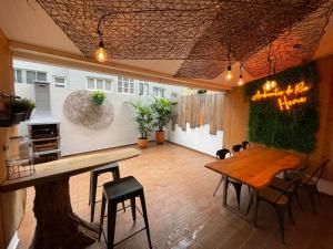 a dining room with a wooden table and chairs at Ambientes do Rio Home in Sacavém