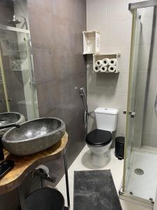 y baño con lavabo y aseo. en Ambientes do Rio Home en Sacavém