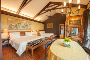 เตียงในห้องที่ Sinurambi Bed & Breakfast - Mills Residence