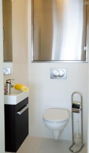 Koupelna v ubytování Sunshine Apartman with Free Parking + 5 fotografií