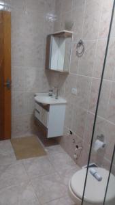a bathroom with a toilet and a sink and a shower at Cantinho aconchegante in Campos do Jordão