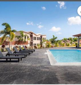 Majoituspaikassa Luxurious Villa Royale- 5 min drive to Ocho Rios tai sen lähellä sijaitseva uima-allas