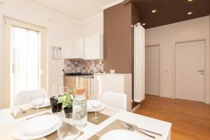 a dining room with a table and chairs and a kitchen at Casa Torre di Specchio 2 con Piscina in Bari