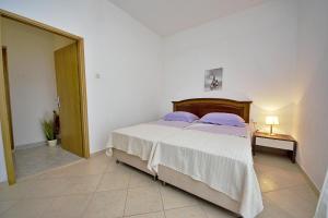 En eller flere senger på et rom på Holiday house with a swimming pool Gornji Tucepi - Podpec, Makarska - 6815